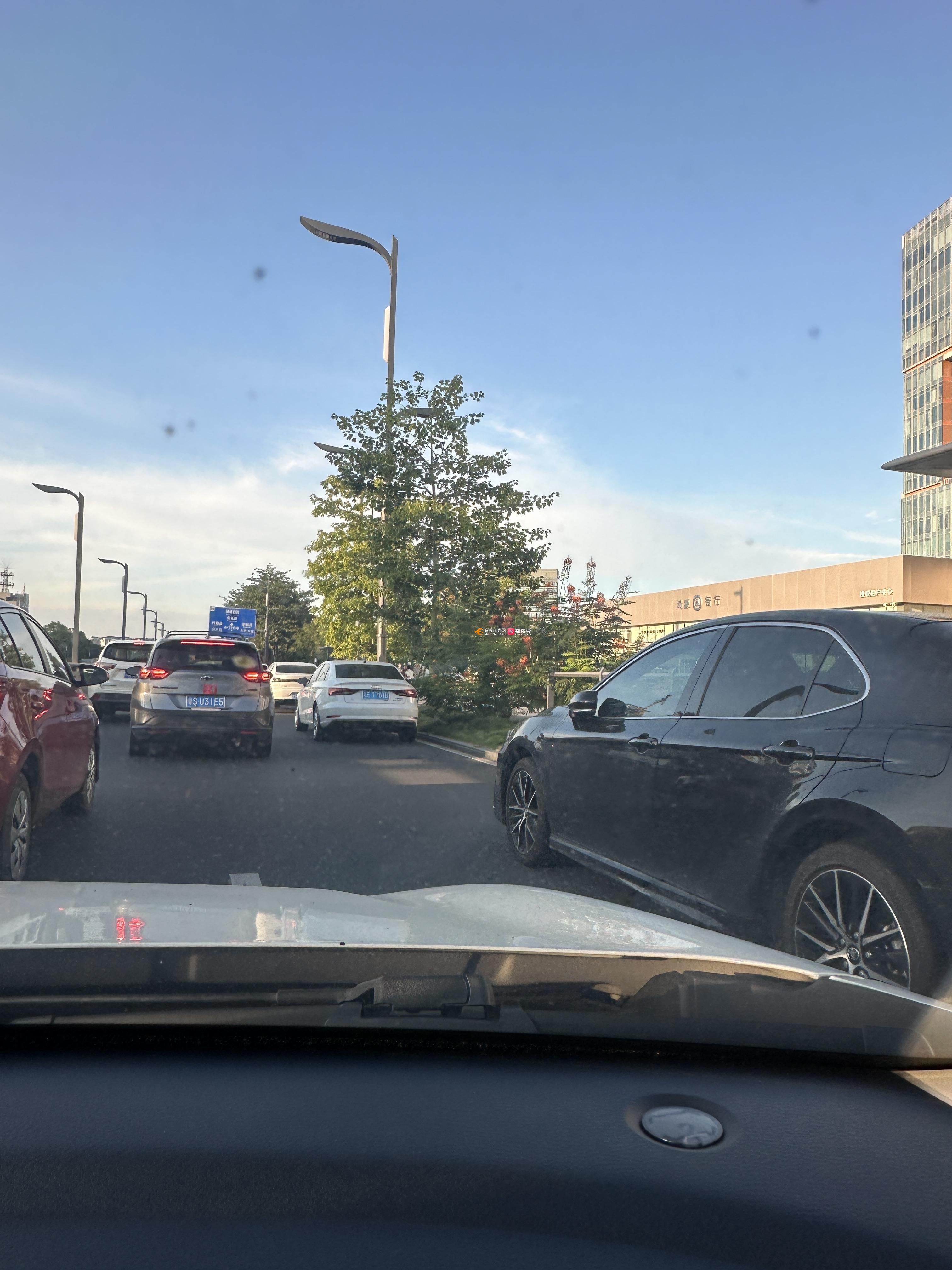 莞太路右转入车站路路段违停