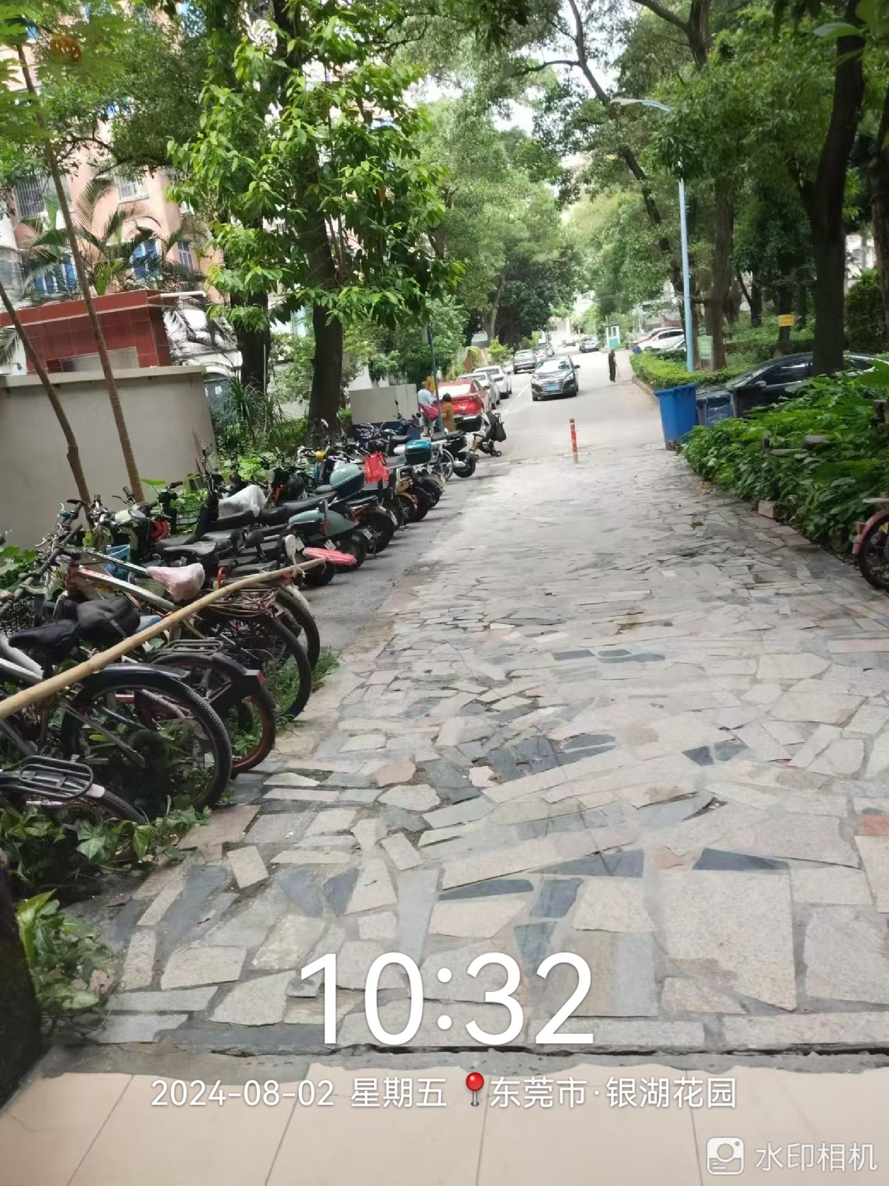 寮步银湖花园一期消防通道停满了电瓶车