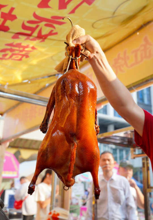 活动现场,东莞发布了《东莞烧鹅品鉴指南》和《东莞烧鹅地图》,不仅为