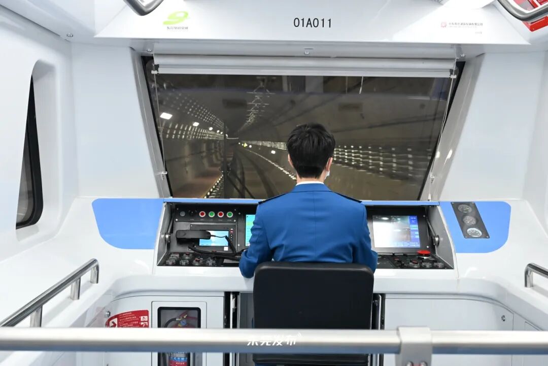 东莞新晋“景点”:去地铁打卡“手势舞”?