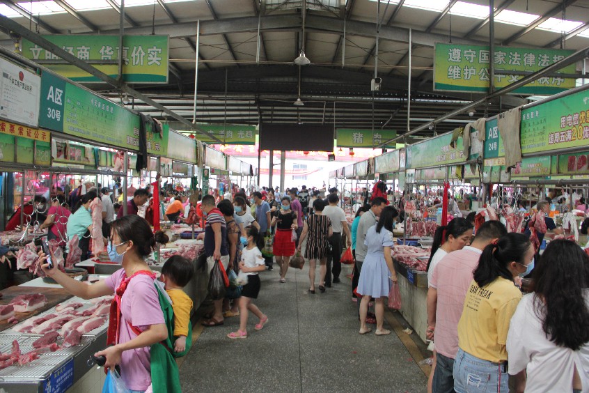 农贸市场购销两旺记者在大朗镇蔡边富田农贸市场看到,前来买菜的市民