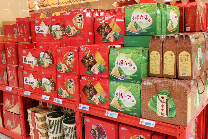 记者在大朗某超市看到,端午粽子专区设在了超市电梯口显眼的位置,不同