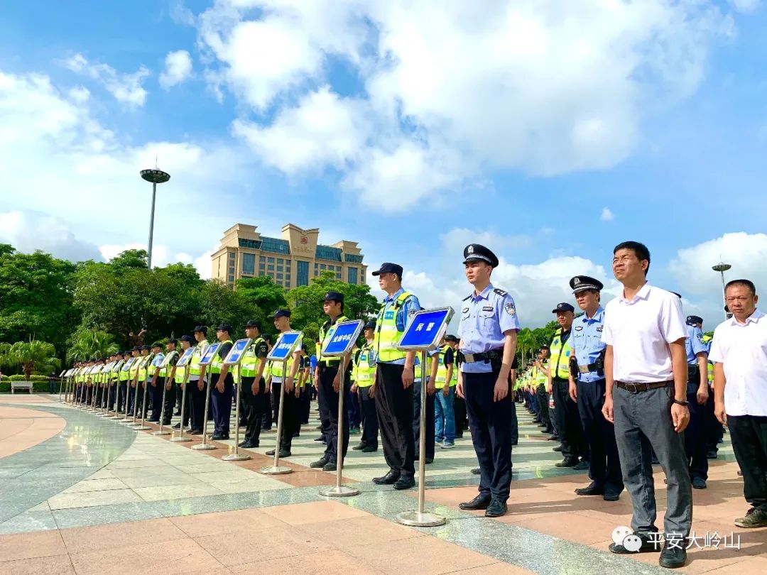 大岭山镇委副书记,政法办书记欧阳振球,镇委委员,公安分局长杨方煜