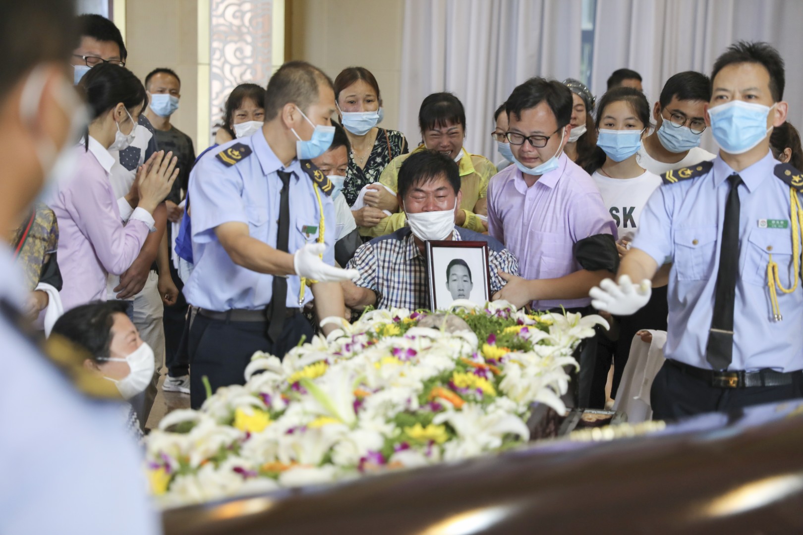 茶山送别英雄退伍军人关腾飞追悼会今日举行
