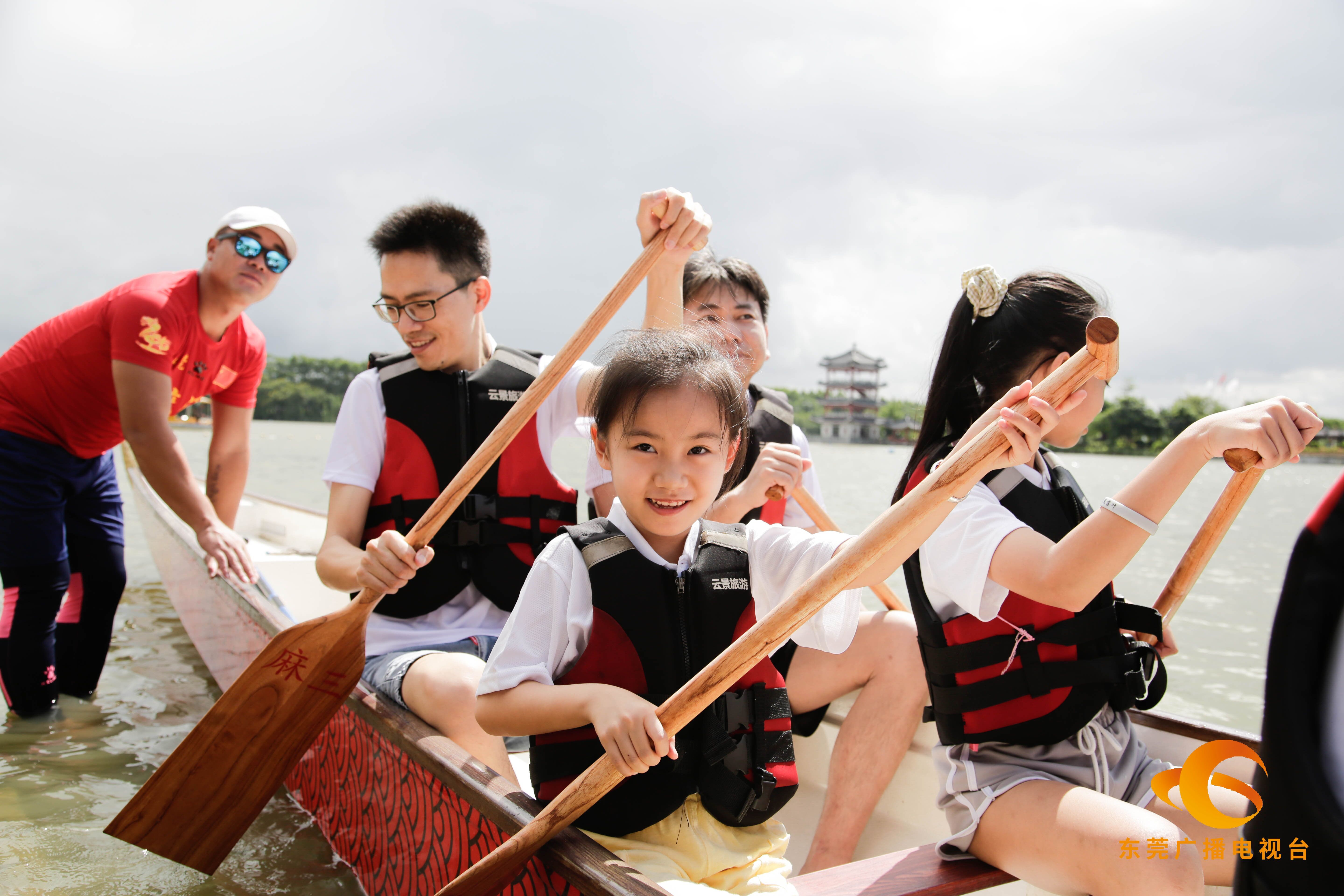 为了让亲子家庭体验扒龙舟的竞技乐趣,三组亲子家庭俩俩对决水上龙舟