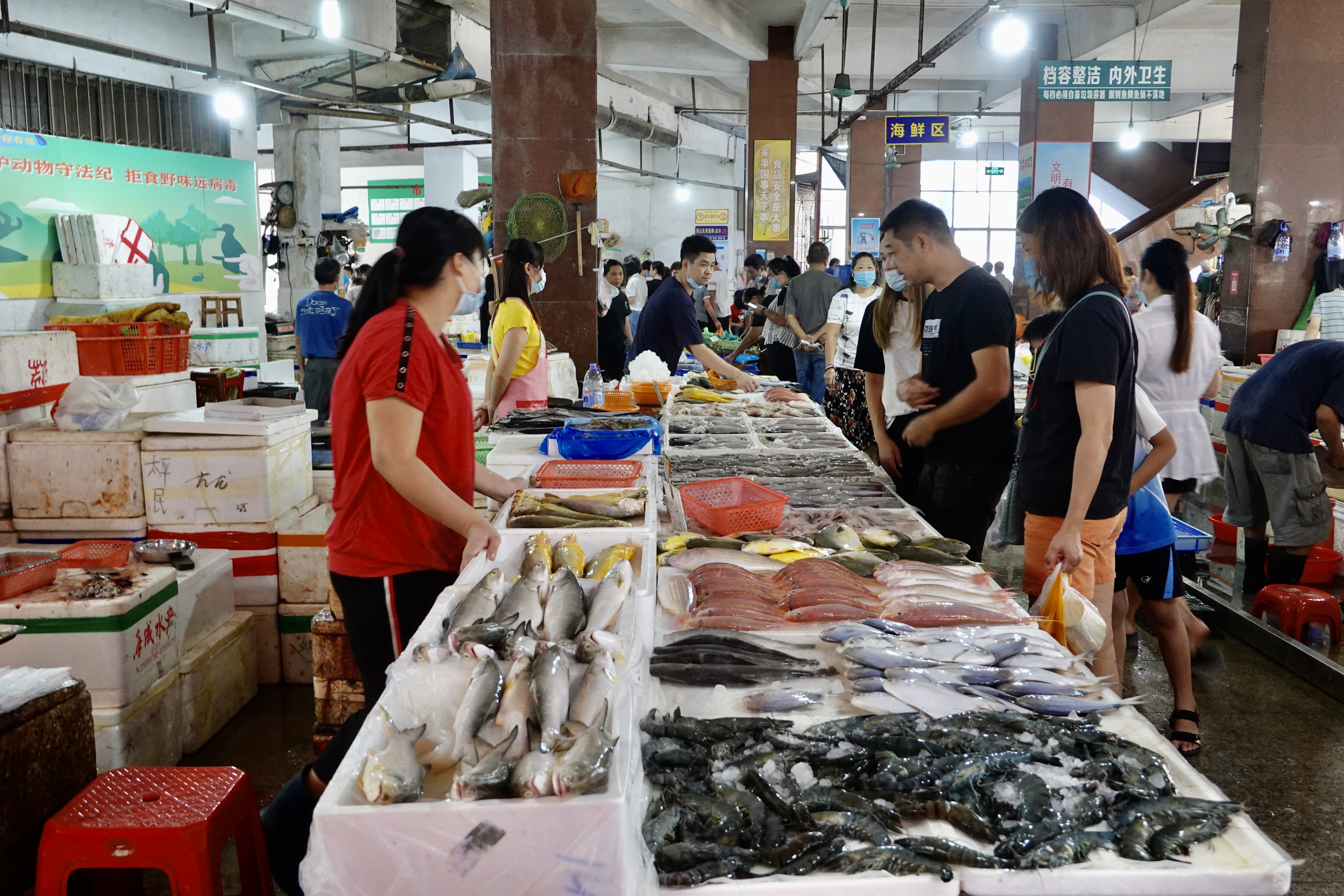中秋国庆"双节合体" 虎门菜市场一派繁忙景象