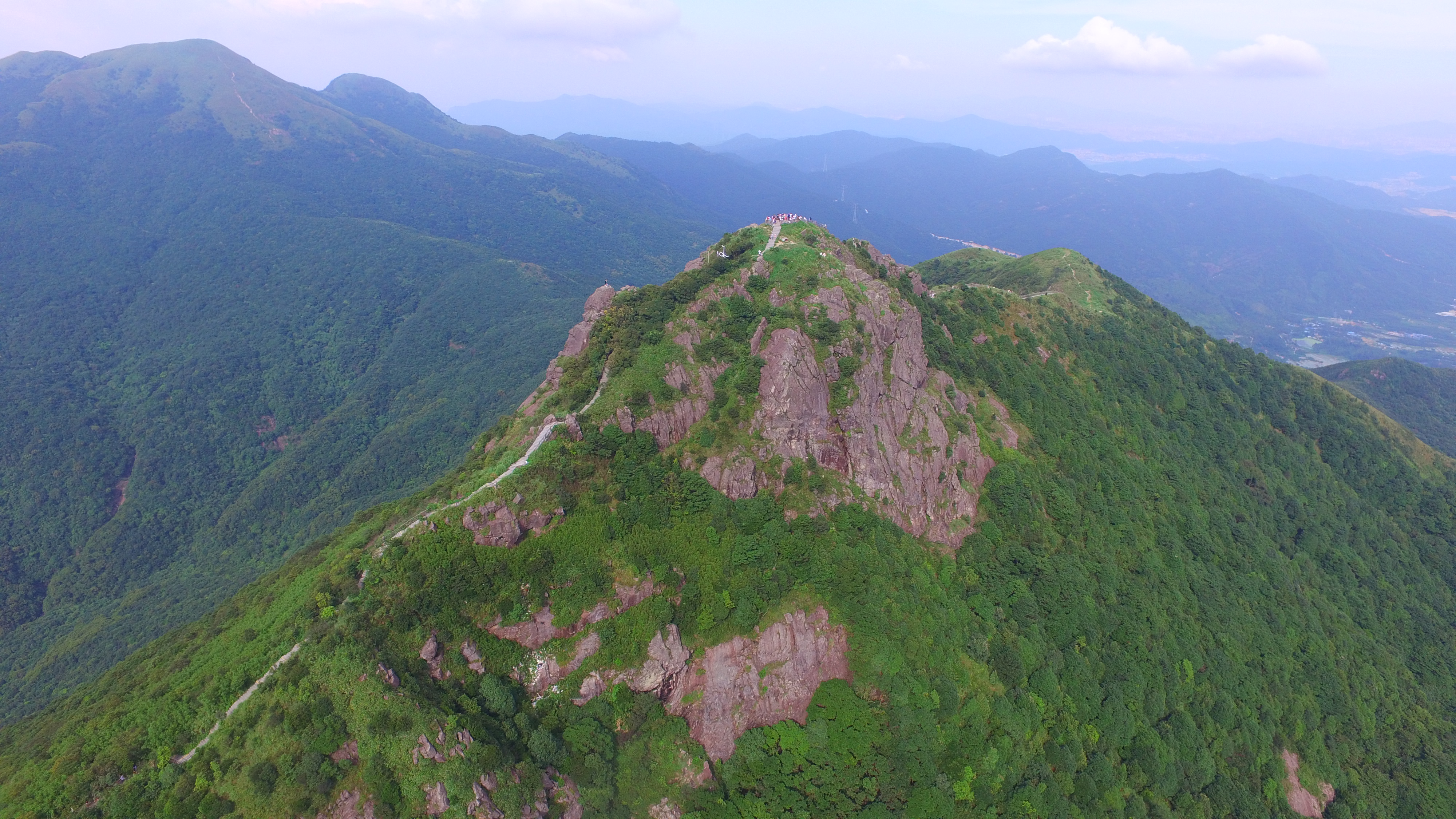 谢岗银瓶山生态环境优良 游客络绎不绝