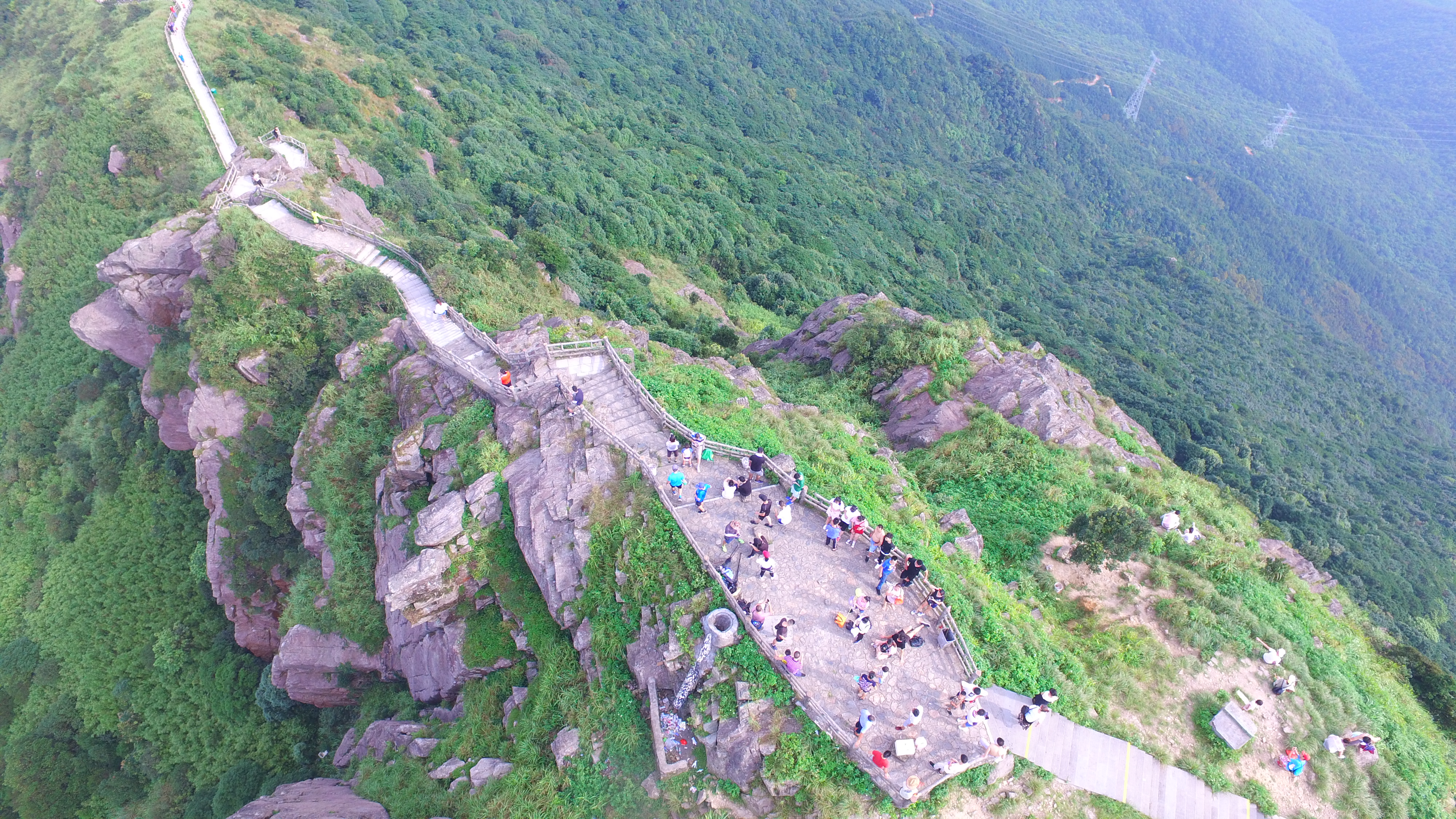 谢岗银瓶山生态环境优良 游客络绎不绝