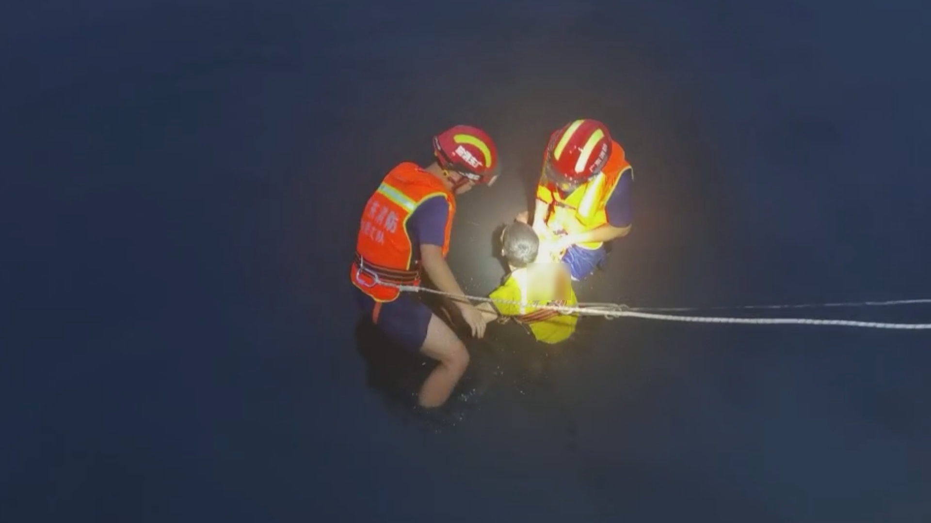 接警10分钟后,虎门消防救援站的消防员们已经到达救援现场.