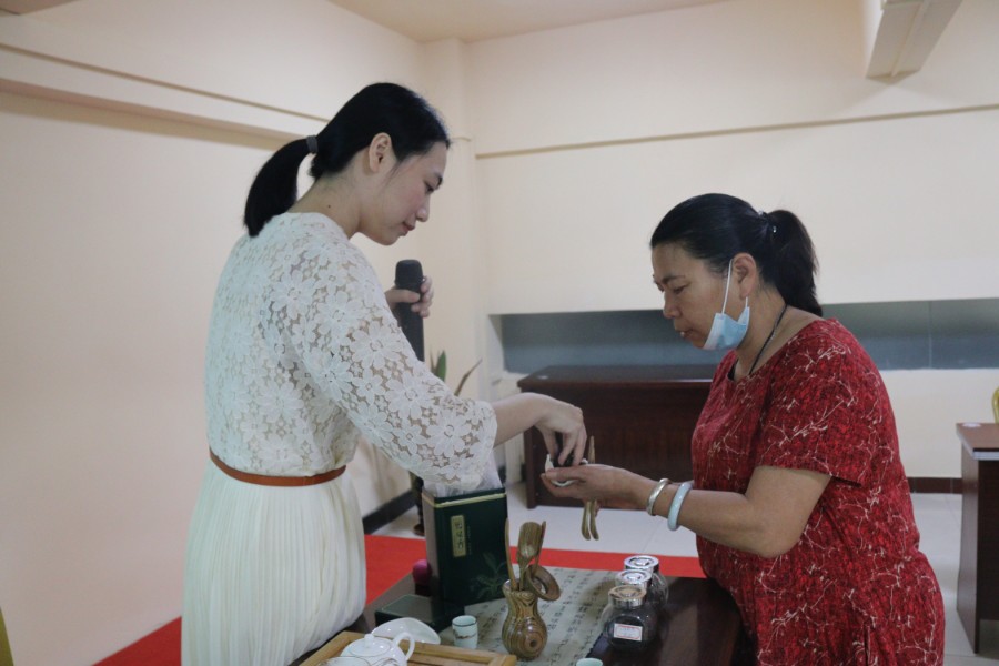 而在随后举行的冲泡练习与品鉴中,赖文静还细致地进行了指导,大家也一