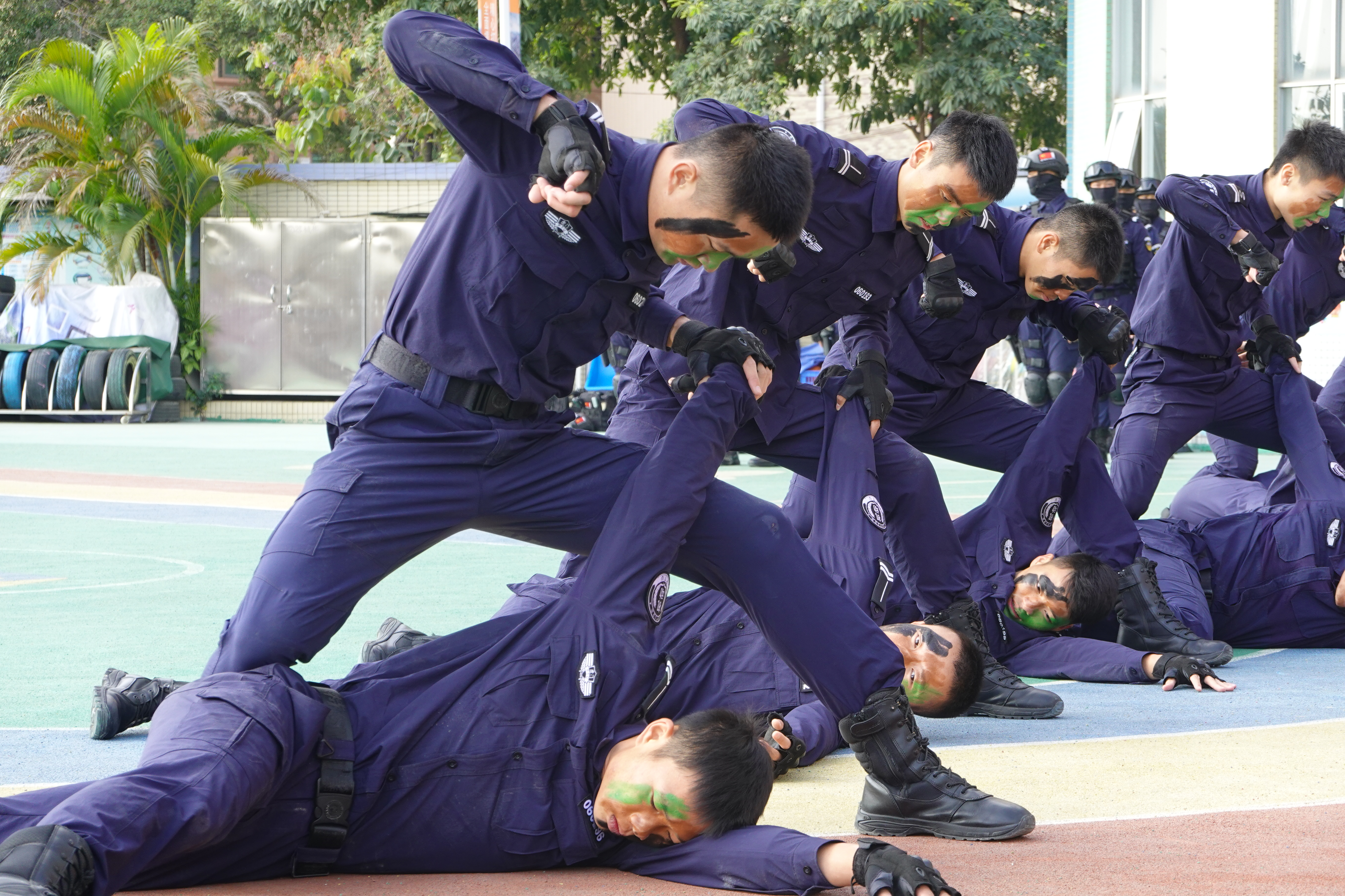 警察叔叔带来的擒拿术展示,持枪战斗展示等精彩演出,让现场的幼儿看得