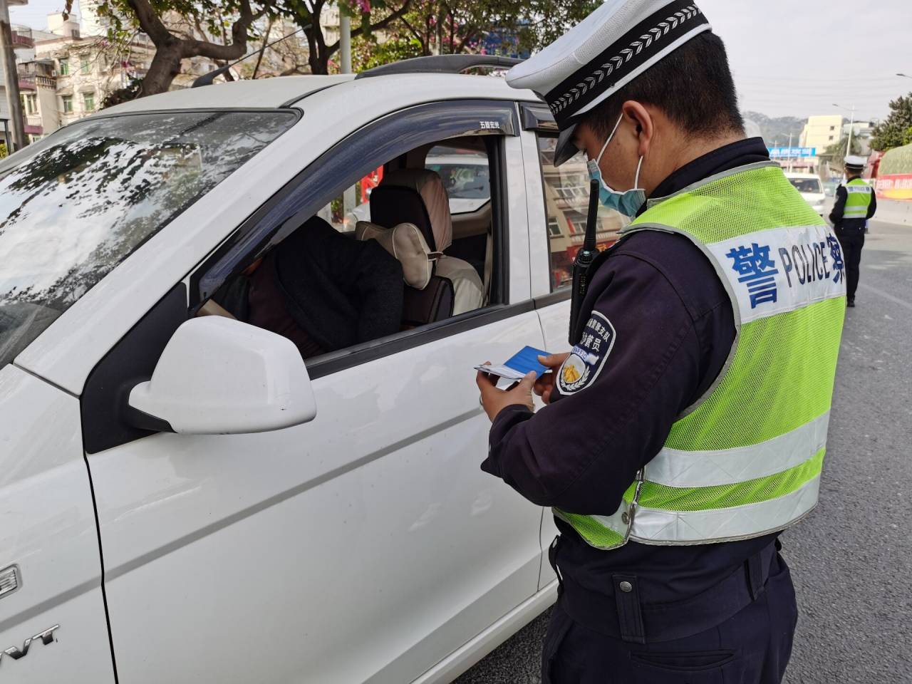 樟木头交警定点设卡机动巡逻保春运安全
