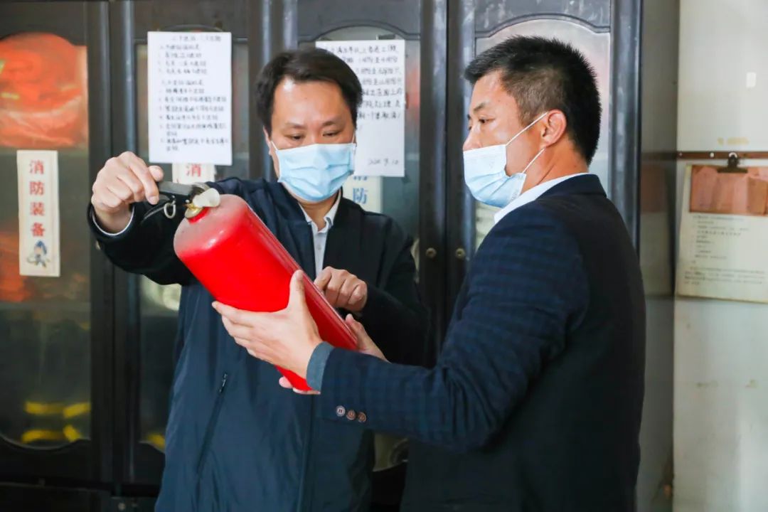 叶沃昌强调,做好疫情防控是今年春运工作的首要目标,全镇各级各部门要