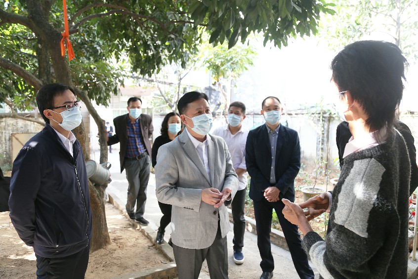 家中送去祝福大朗镇领导首先来到了大朗镇低保家庭李灿洪家中进行慰问