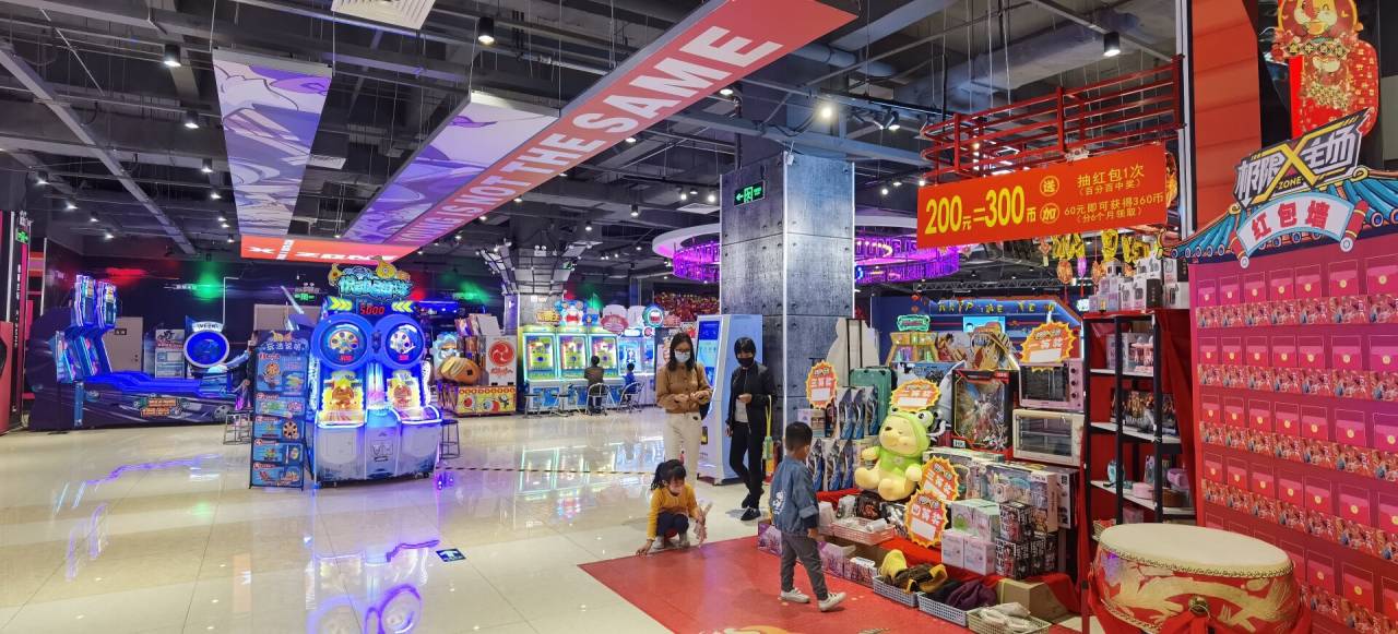 18日上午,记者在天一城看到不少人一家大小前来消费,娱乐.