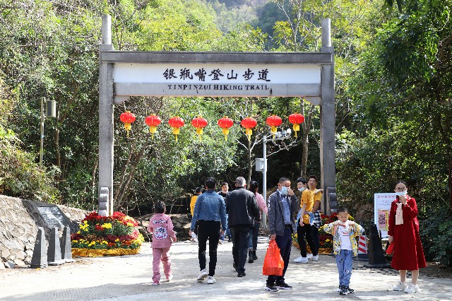 春节期间,银瓶山森林公园谢岗景区张灯结彩,处处洋溢着喜庆的节日氛围