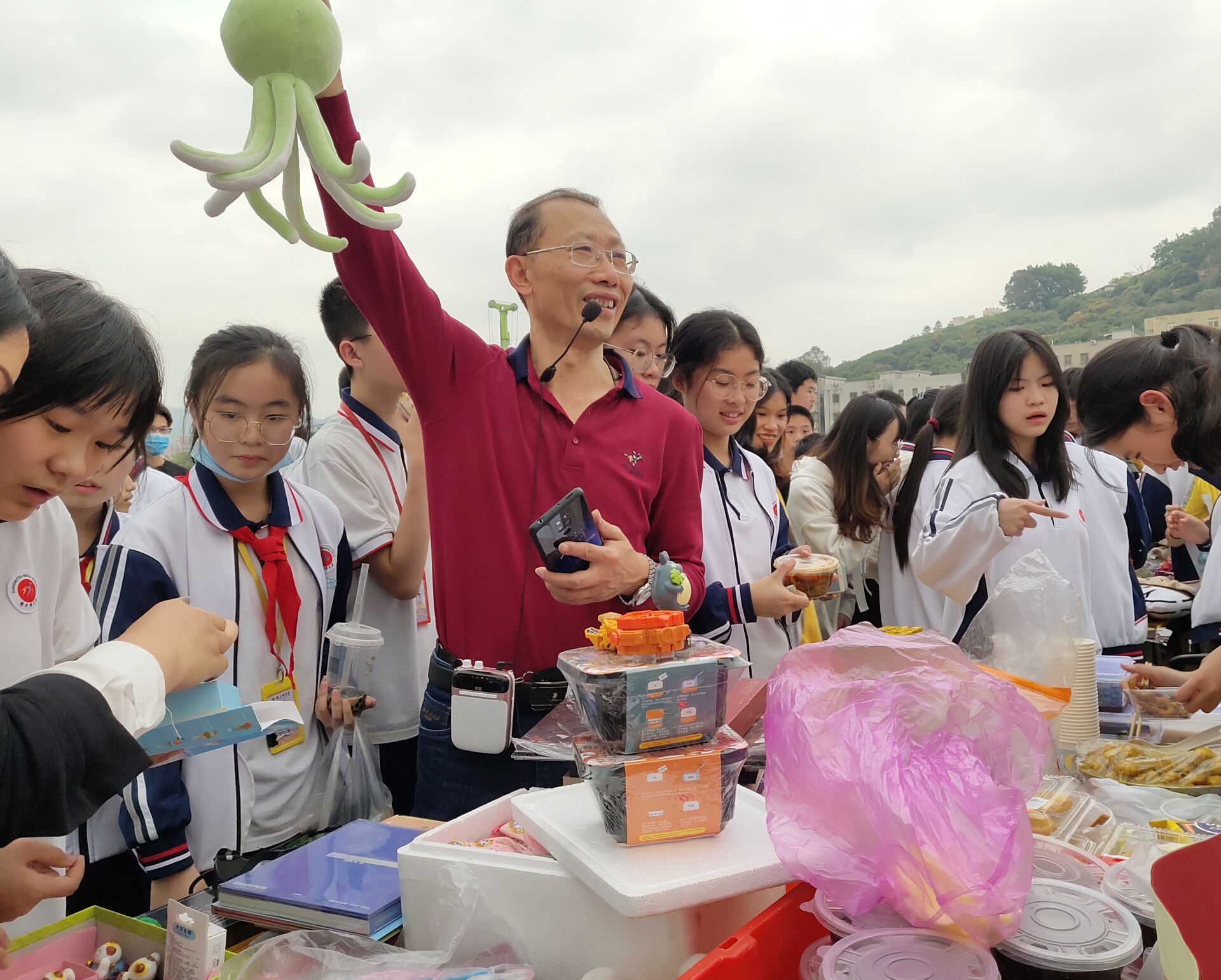 樟木头中学举行学雷锋爱心义卖活动