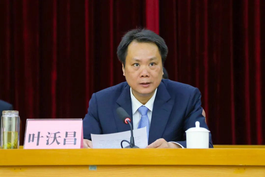 镇委书记叶沃昌出席大会并讲话,镇委副书记,镇长曾庆云主持会议.