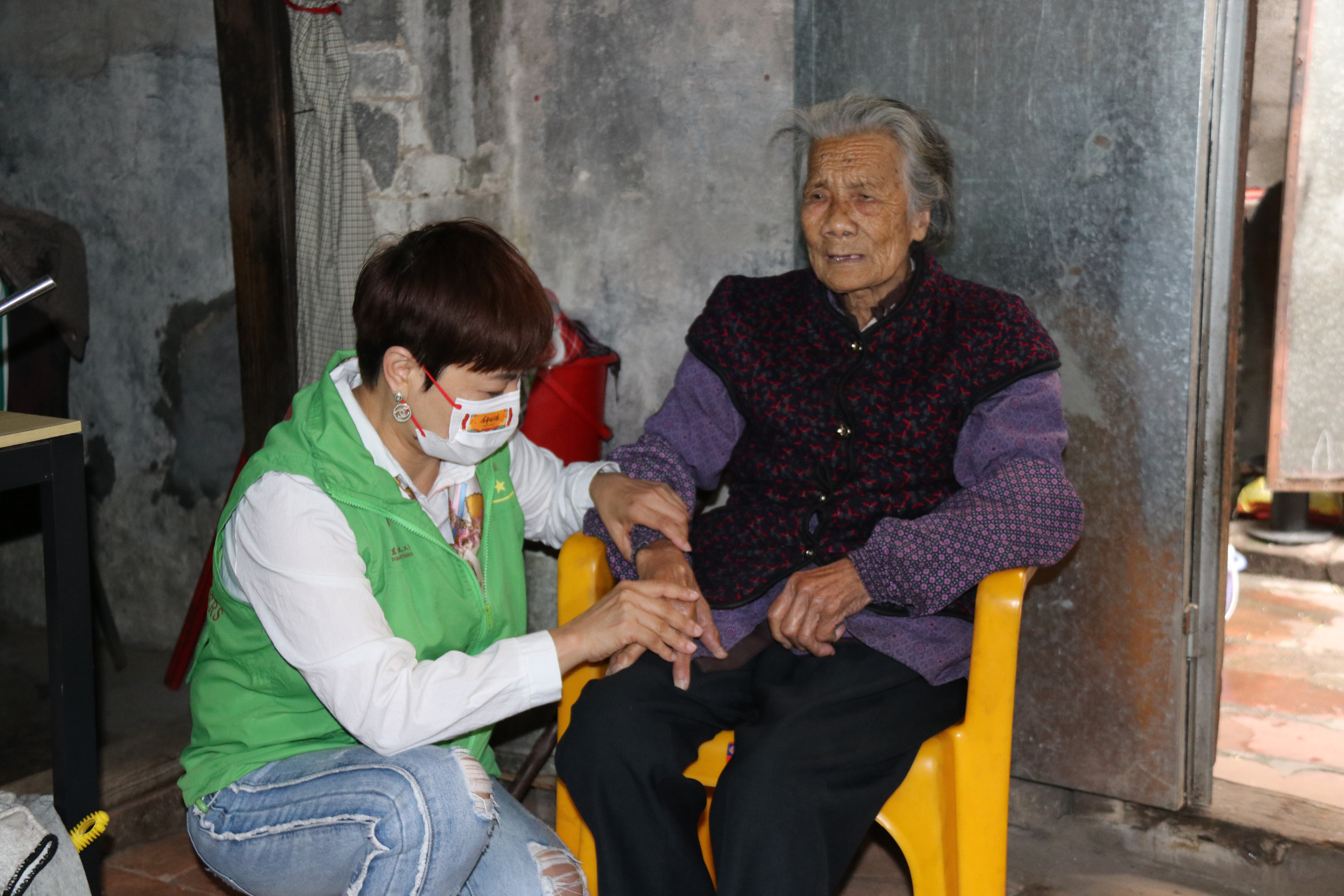 弘扬雷锋精神 关爱空巢老人