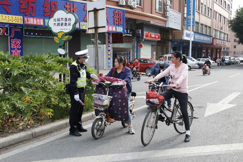 大朗开展莞微劝导助力文明交通