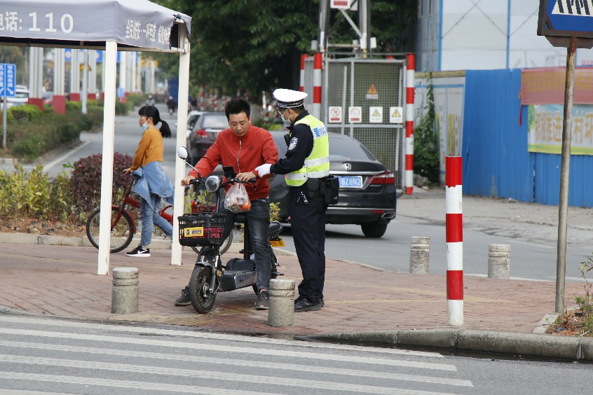 大朗开展莞微劝导助力文明交通