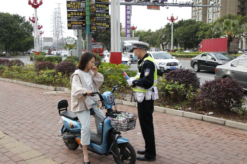 大朗开展莞微劝导助力文明交通