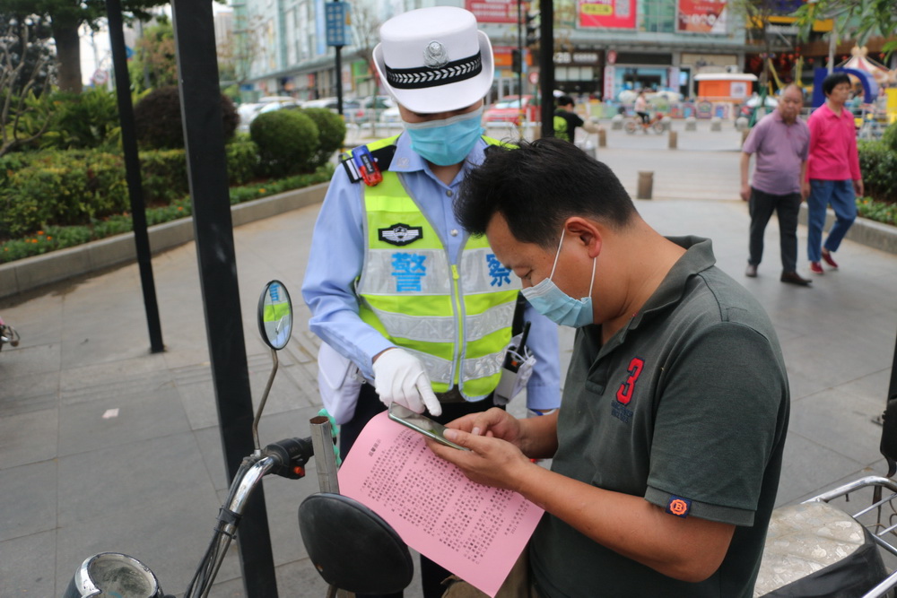 女警参与"莞微劝导" 让交通管理更有温度