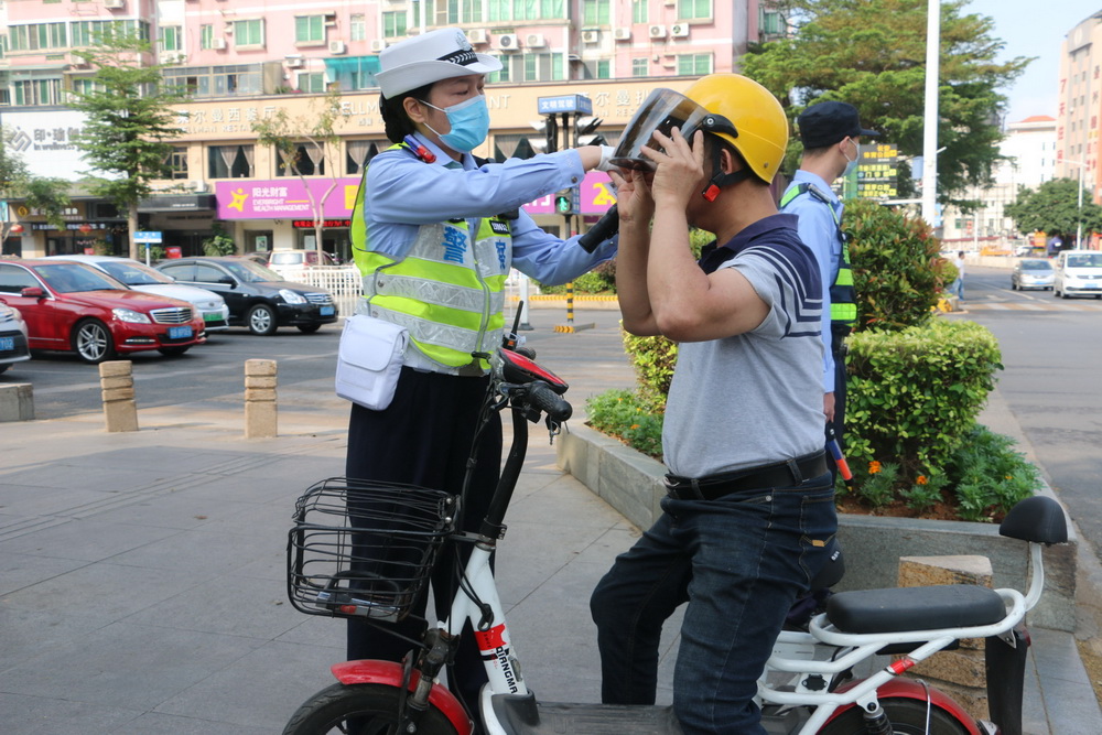 女警参与"莞微劝导" 让交通管理更有温度