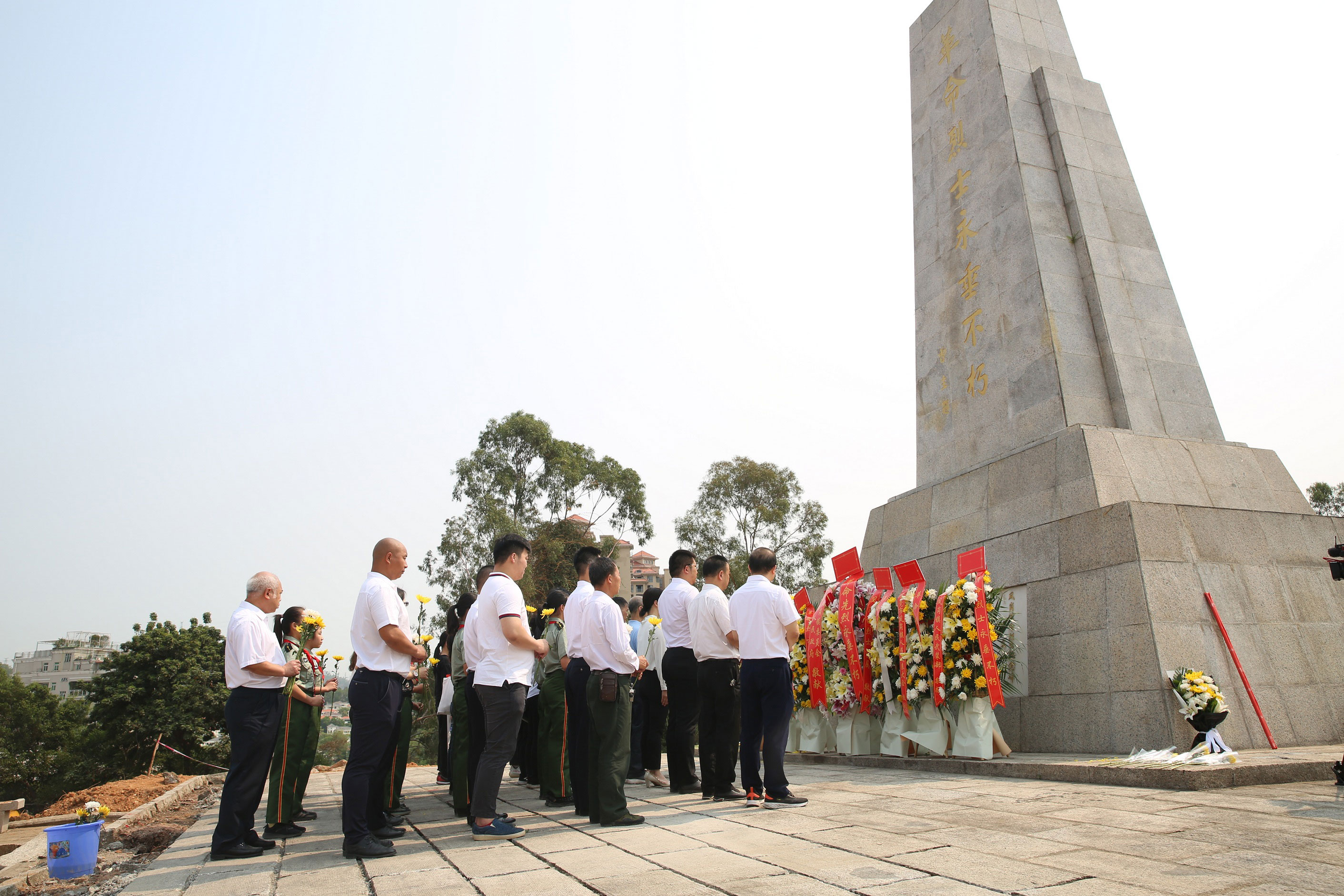 凤岗镇开展缅怀革命先烈传承红色基因祭扫烈士陵园活动