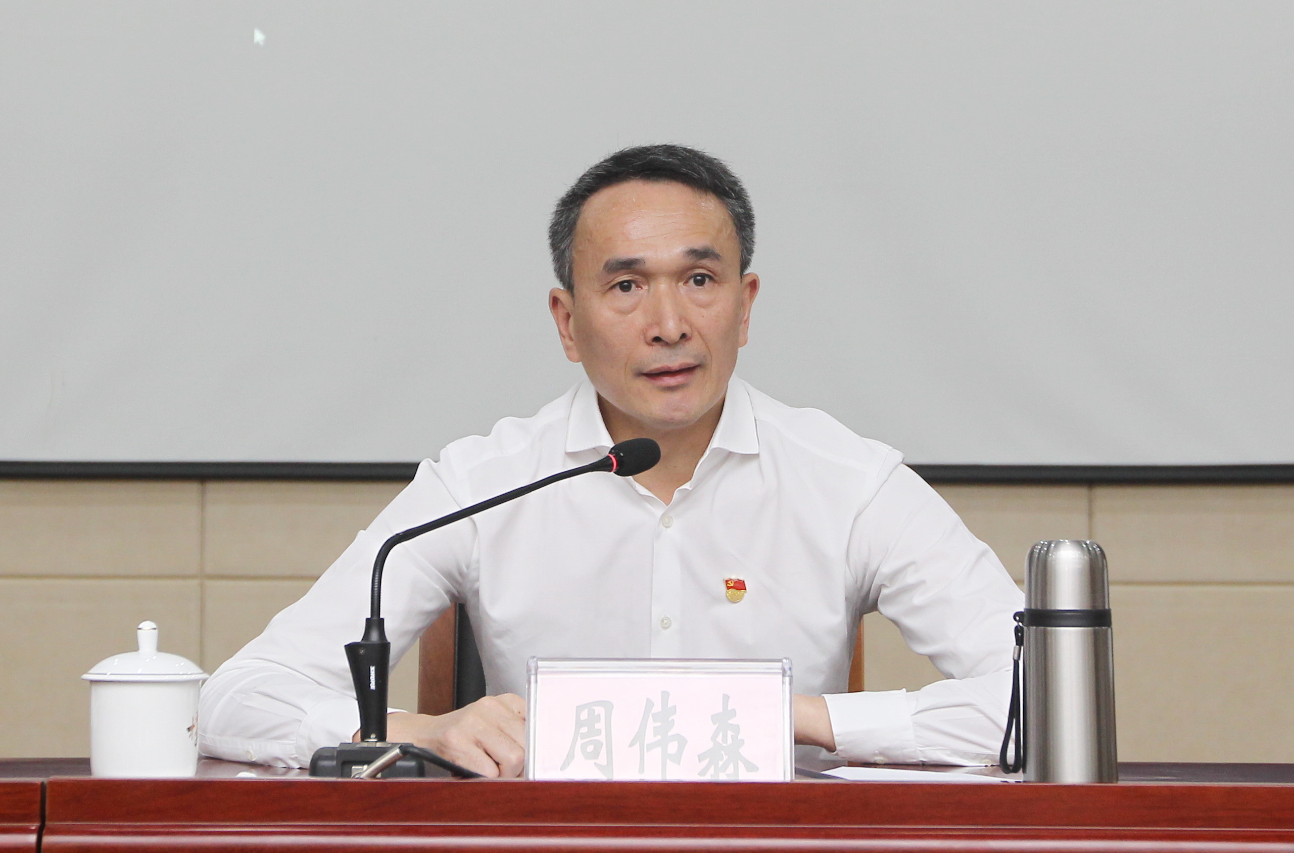 镇委书记周伟森向新一届社区"两委"干部成功当选表示祝贺.