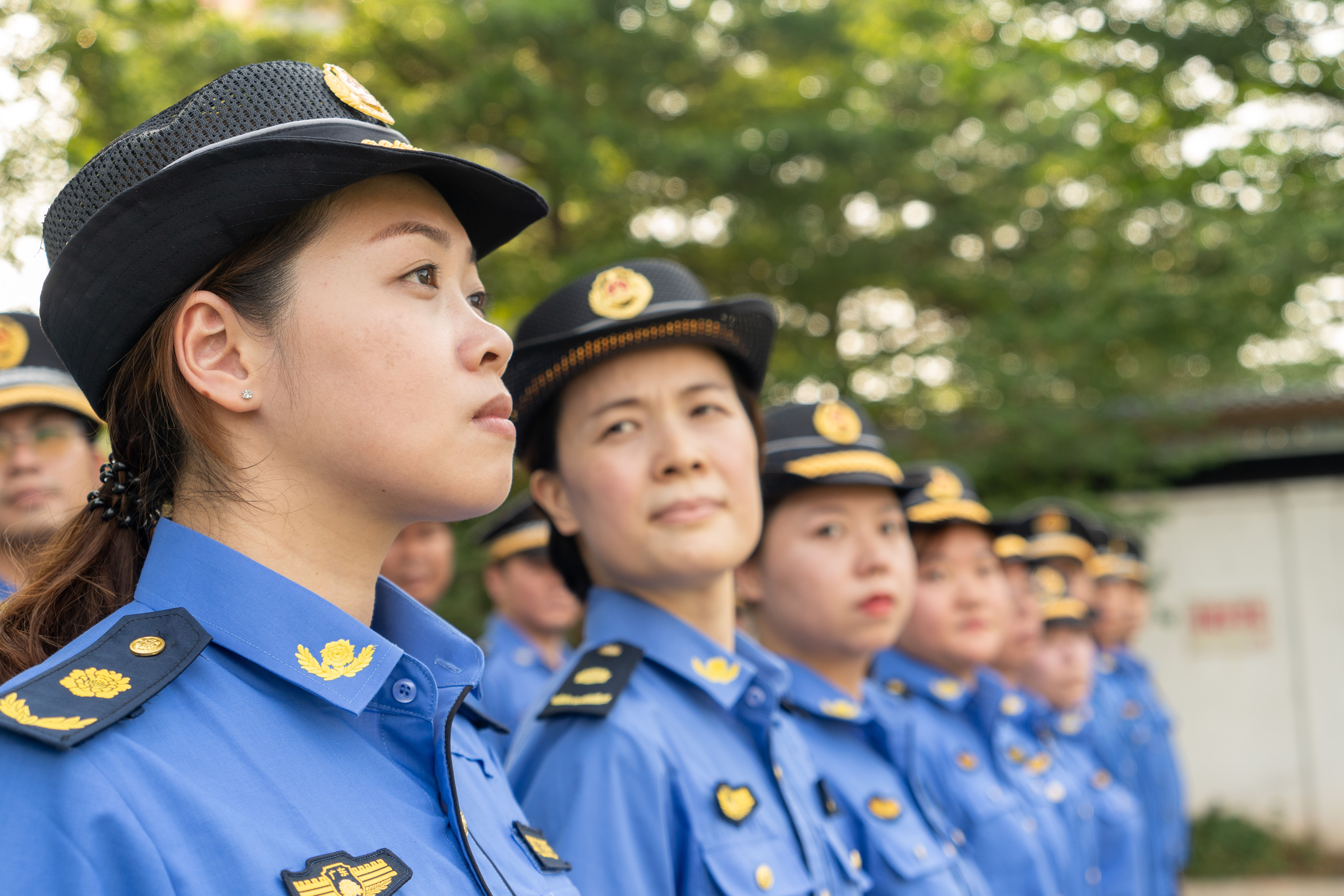 石龙:锤炼城市管理"她力量" 城管女子执法队集训练兵