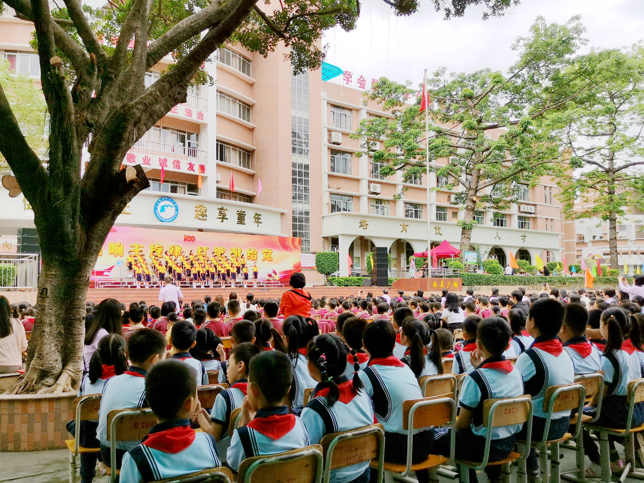 大岭山镇中心小学举办红色经典歌曲合唱比赛