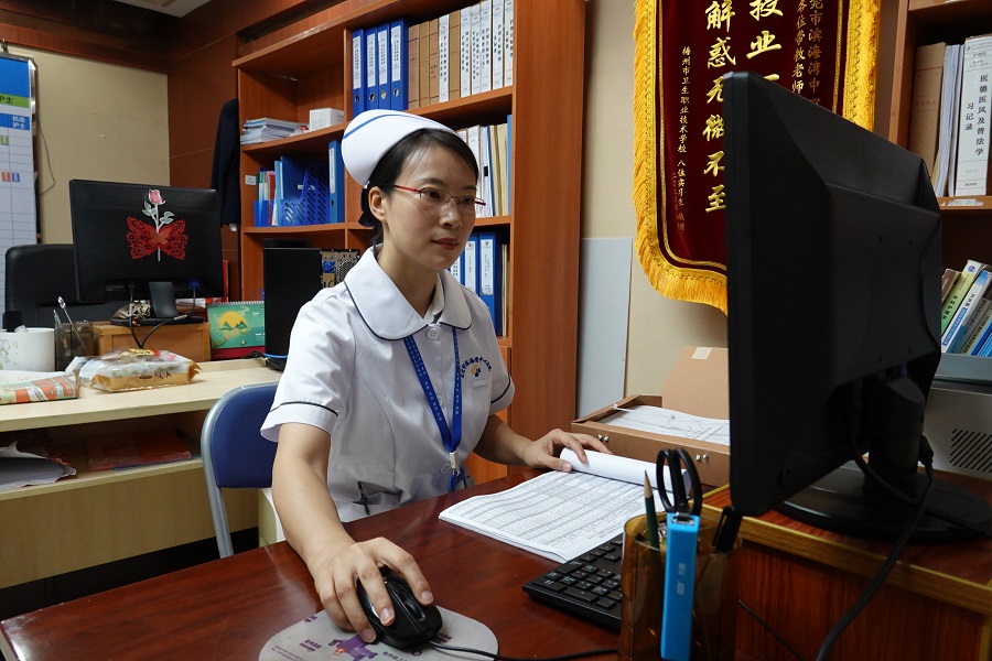 图为东莞市滨海湾中心医院护理部护士长欧阳珍在办公室工作. (2).jpg