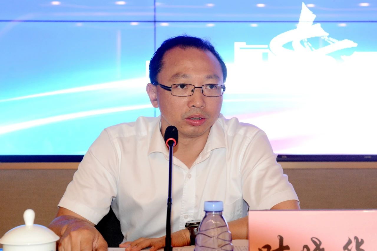 当天上午,镇委书记张拔海,镇委副书记,镇长叶晓华,镇委副书记邓小强