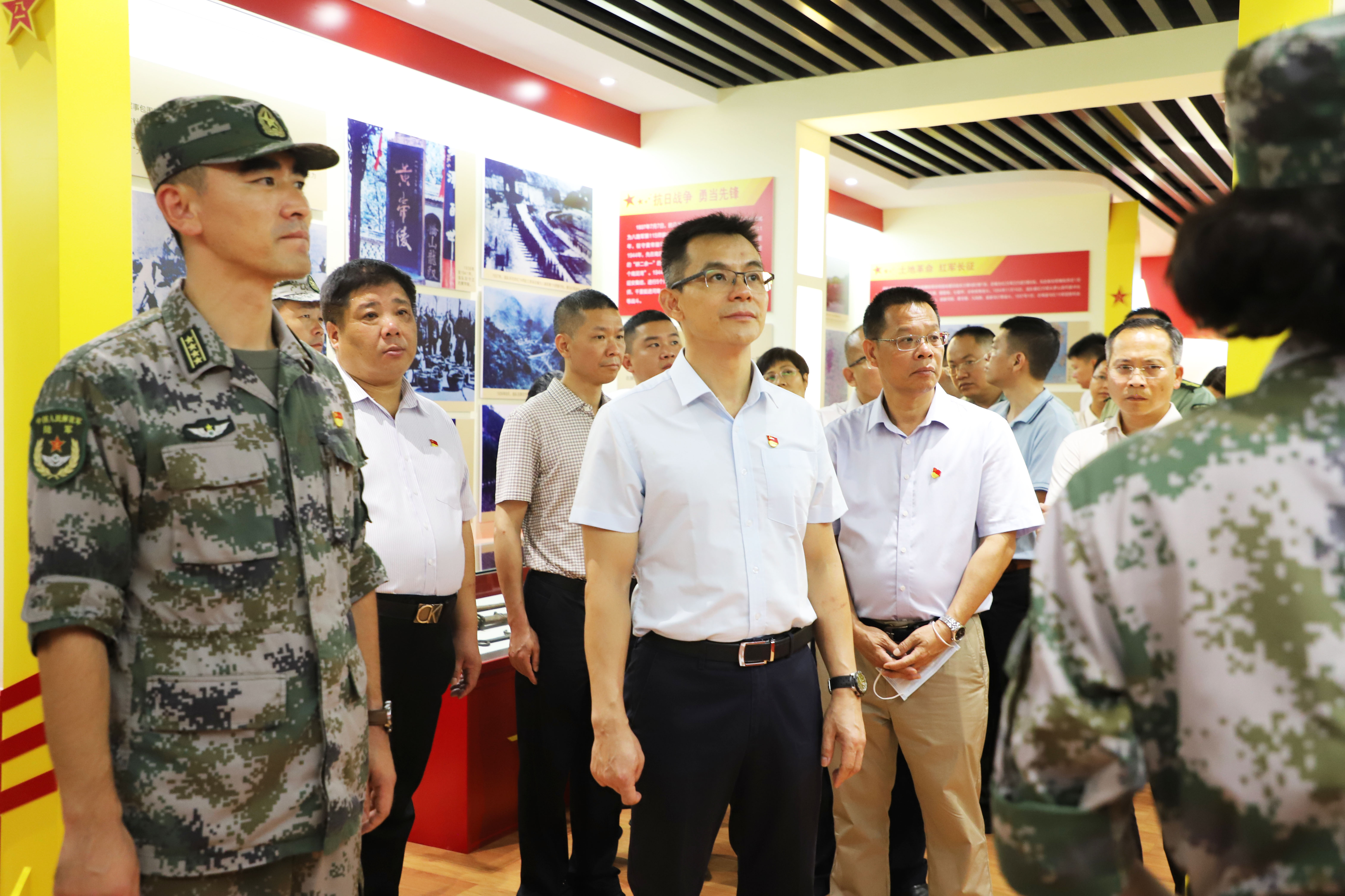 謝崗鎮主要領導赴駐地部隊開展學黨史跟黨走軍事日活動