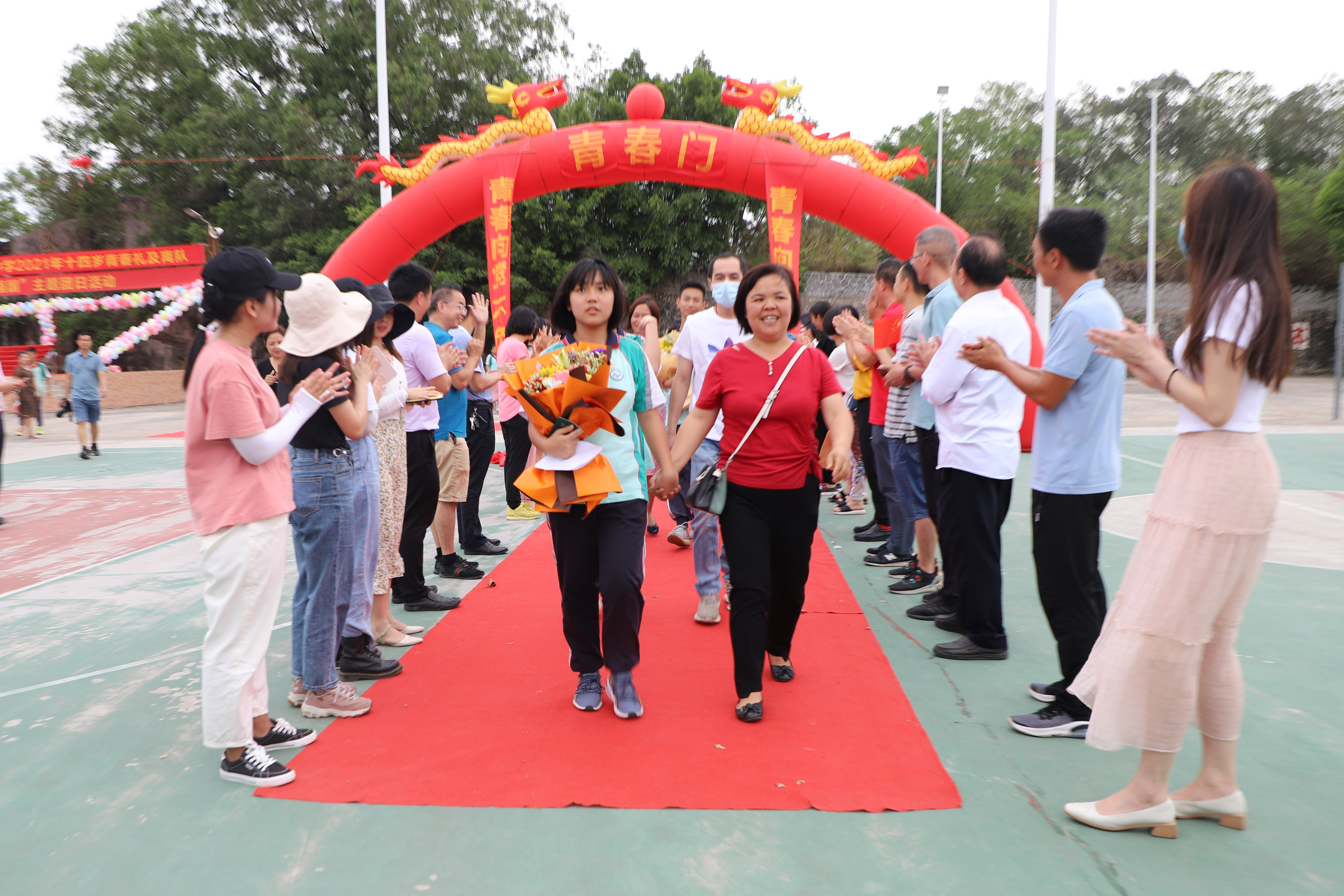 桥头中学举办十四岁青春礼及离队,入团仪式