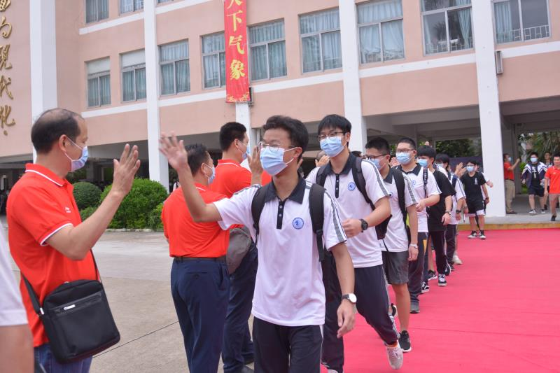 道滘镇党委委员莫汉成,镇教育管理中心等负责人一行来到济川中学,详细