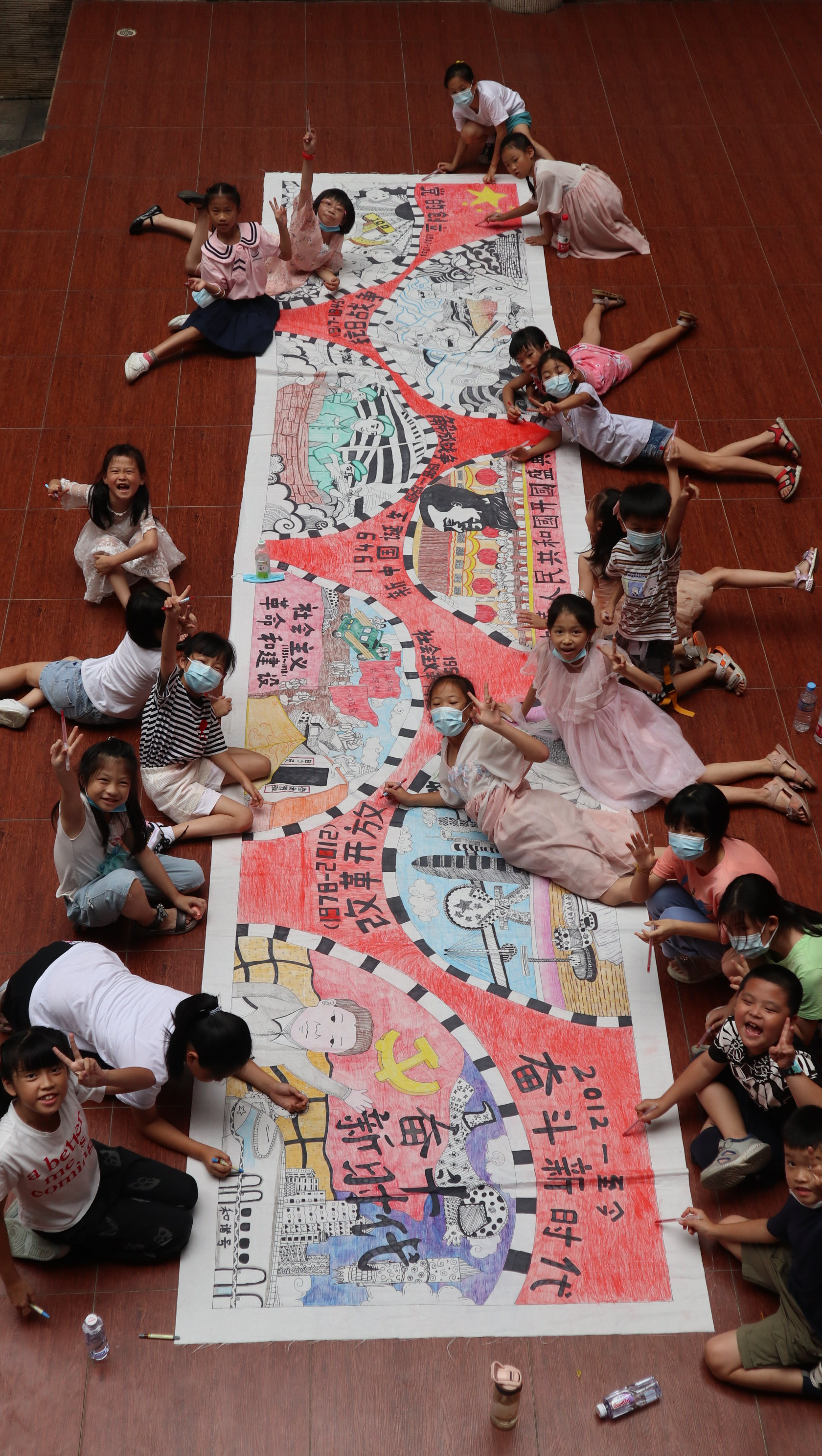 石龙童心向党少年儿童手绘长7米长画卷展现爱党爱国心