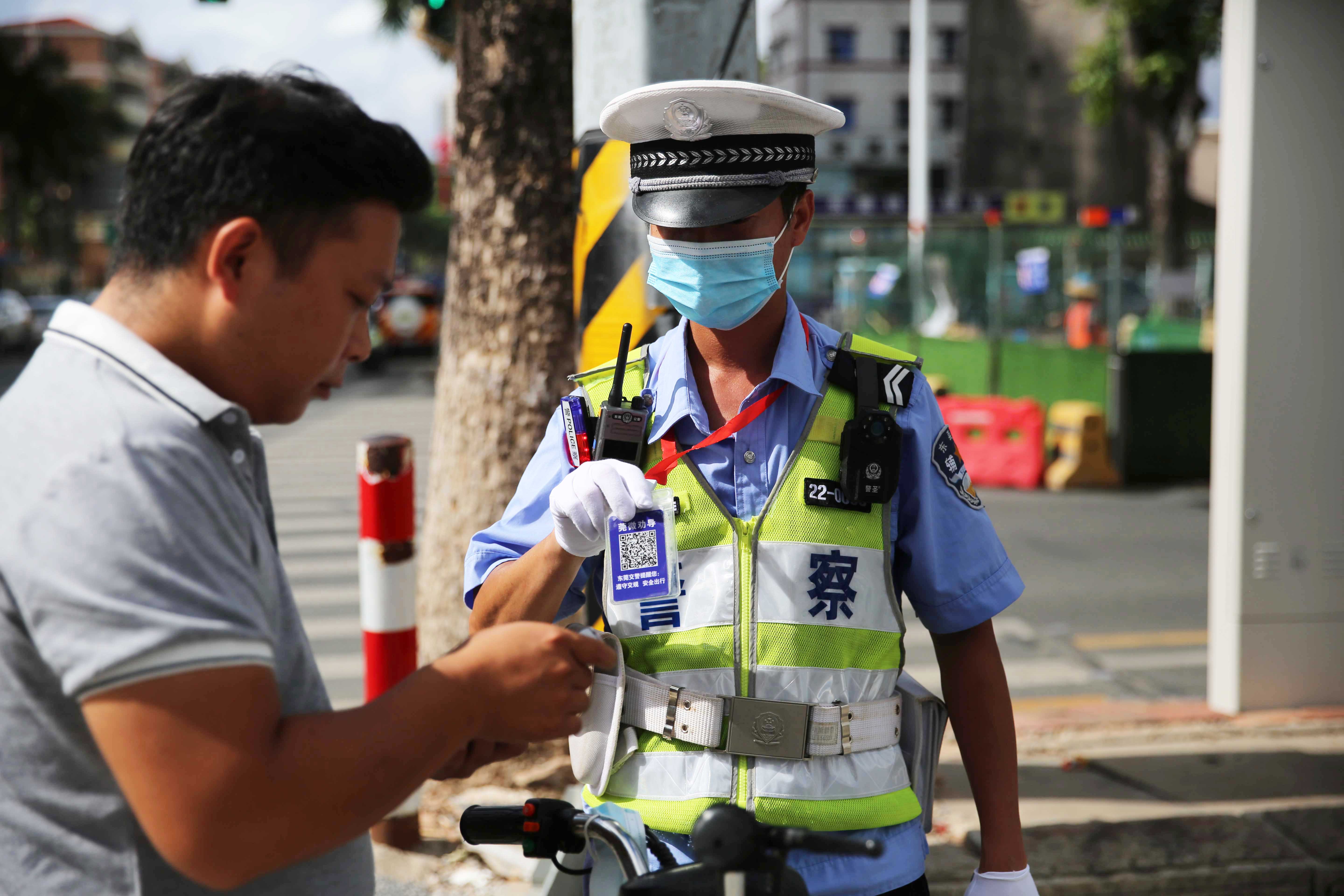 鳳崗交警警心向黨忠誠為民