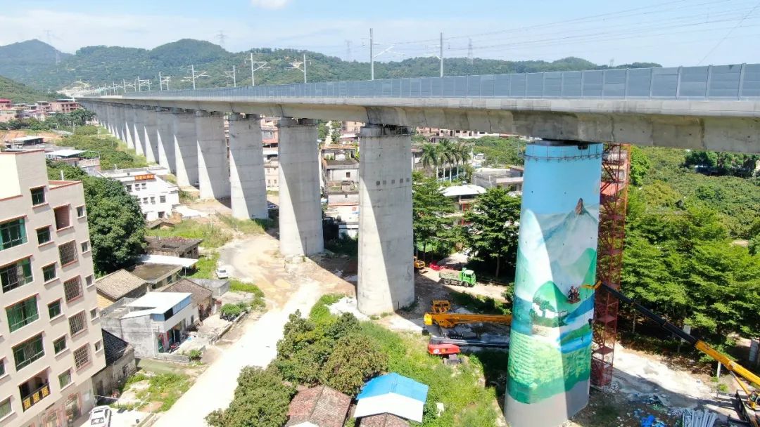 快来打卡谢岗镇最高墙绘亮相25米桥墩上勾勒银瓶山景