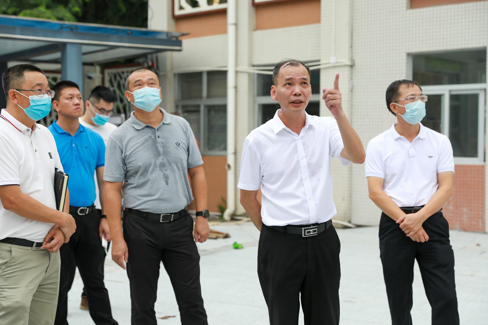 茶山镇委书记黄锦发实地查看了中心小学,茶山中学,二小,三小的扩容