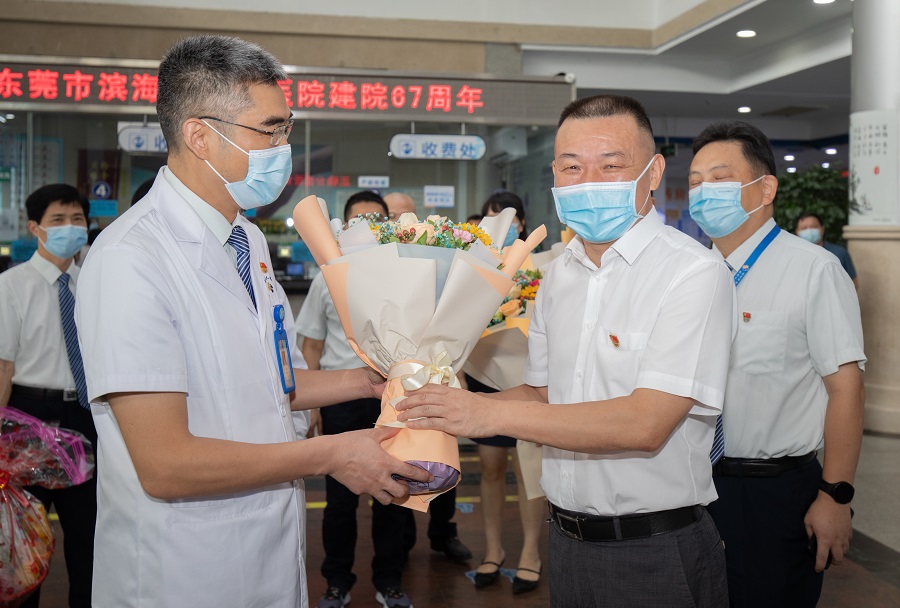 蒋亚军向虎门卫生健康工作者送节日慰问