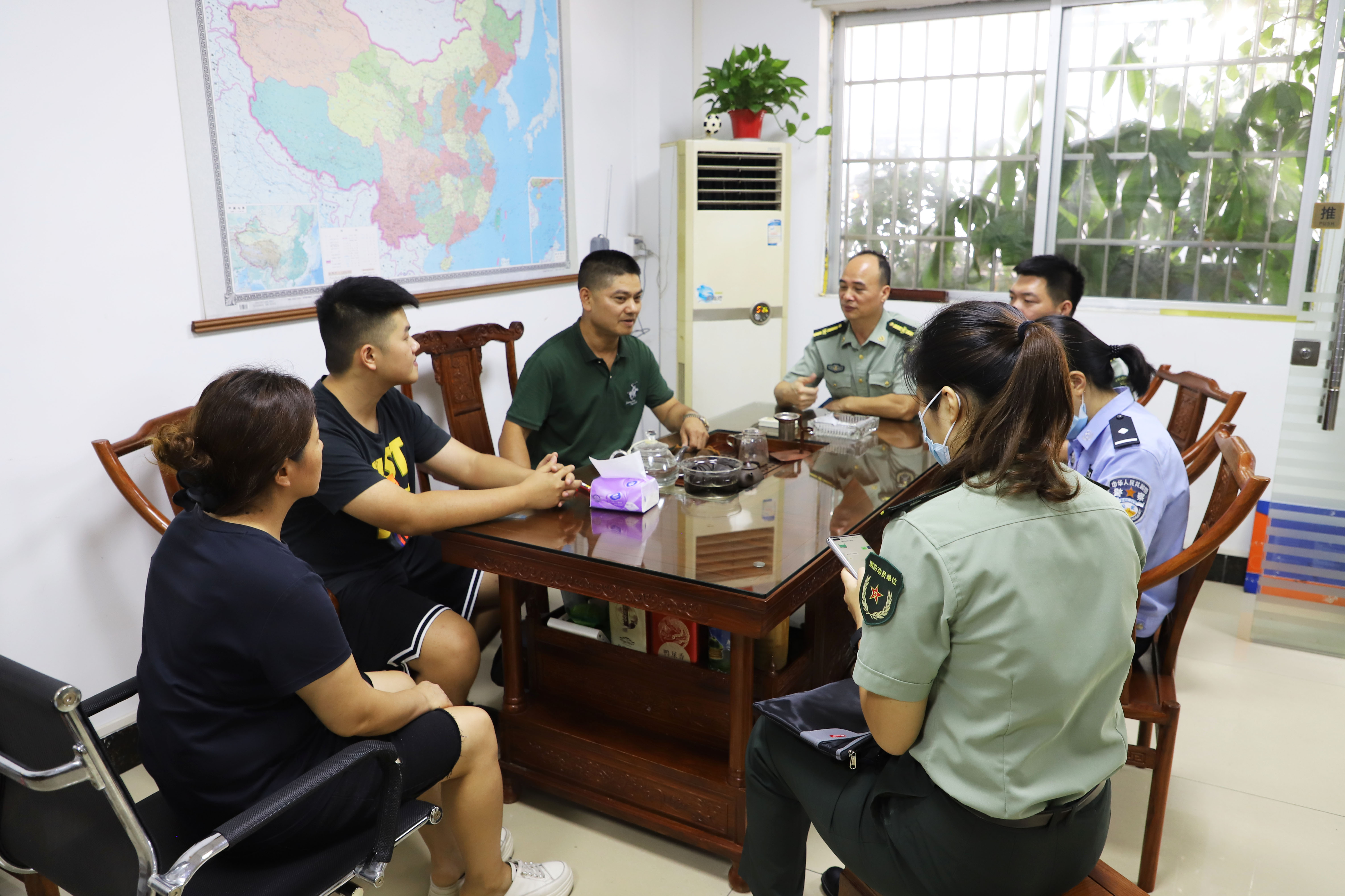 谢岗征兵家访政审面对面确保优秀兵员输送到部队