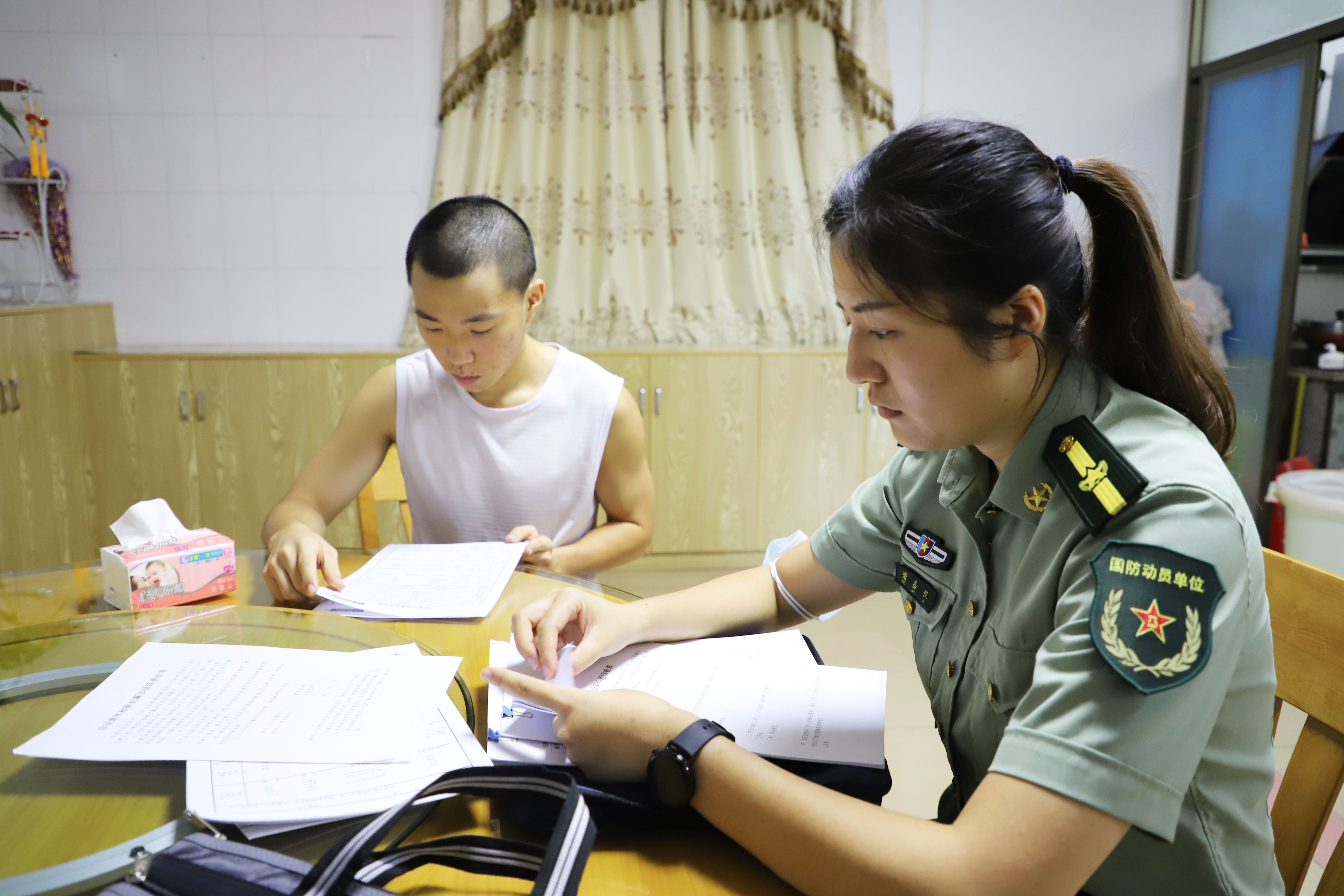 谢岗:征兵家访政审面对面 确保优秀兵员输送到部队