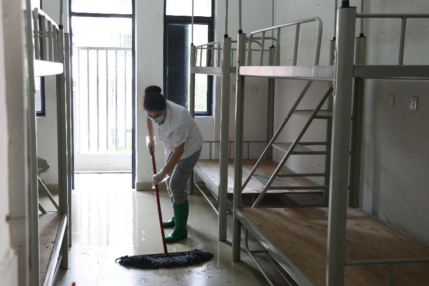 一大早,大朗第一中学的食堂已经忙碌了起来.