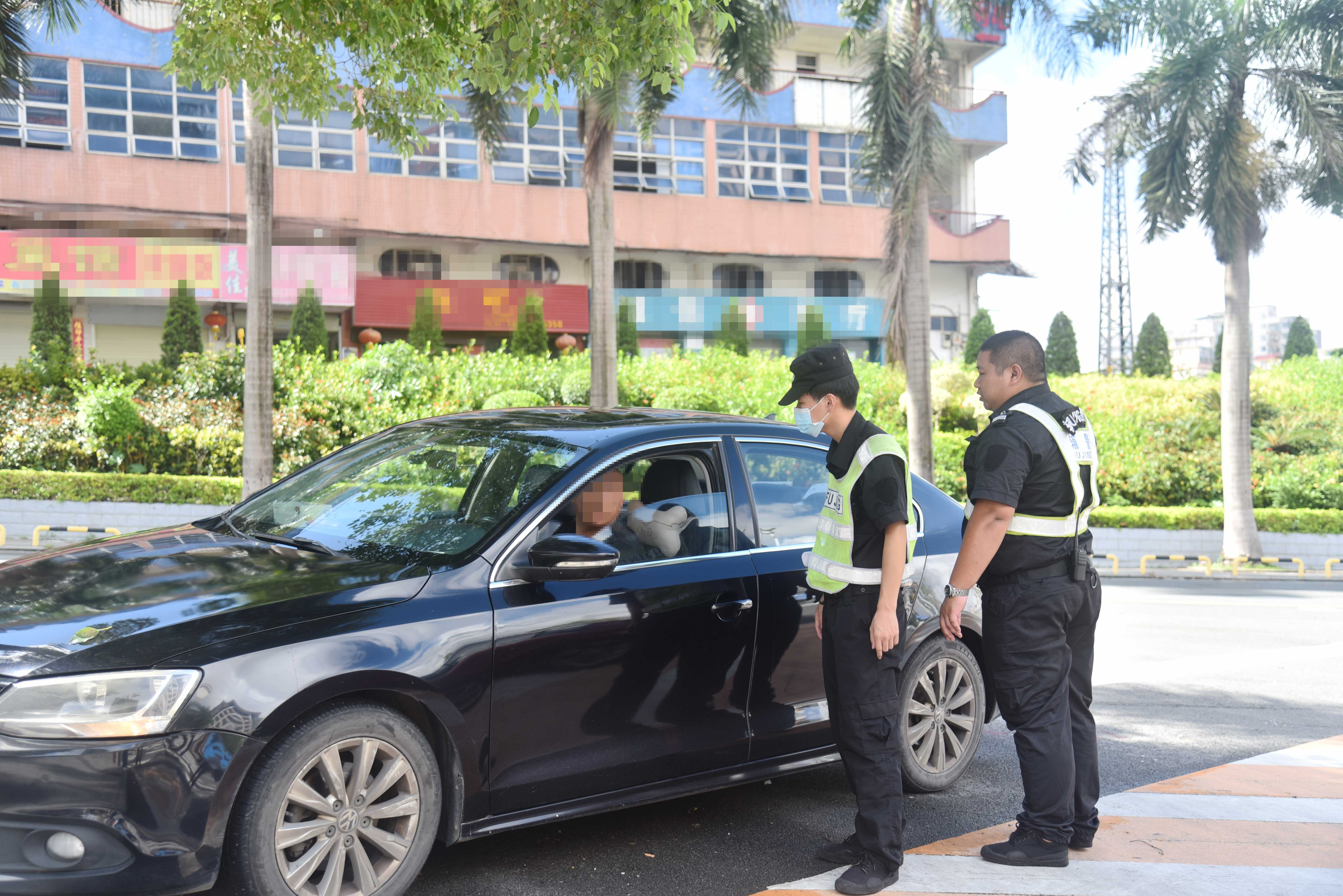 "十乱"整治劝离违停车辆雁田村党委书记邓泽荣接受记者采访时表示