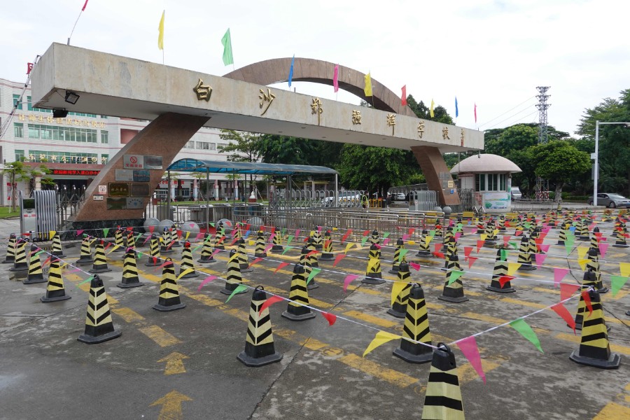 随后,黄杰德一行走进虎门镇中心小学,查看校园及班级环境卫生情况.