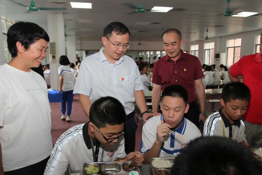 镇党委副书记,镇长陈涛分别带队前往济川中学和道滘中学进行督导,检查
