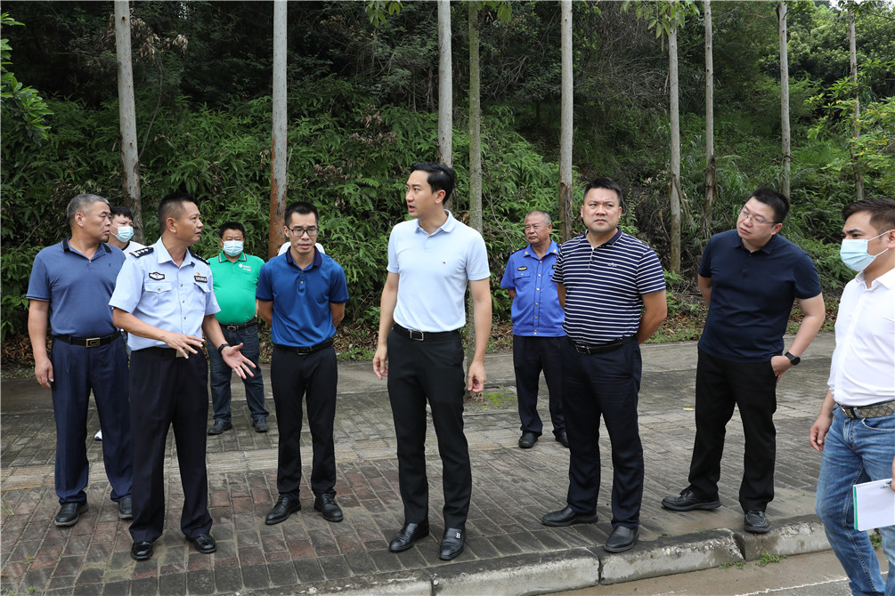 8月31日下午,企石镇委副书记,镇长袁检文带队开展道路交通安全防范