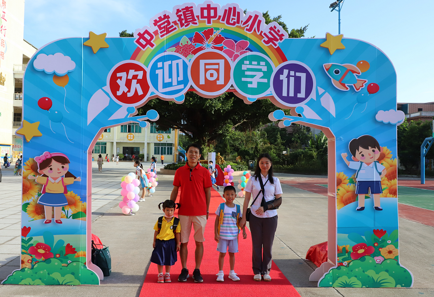 今天中心小学在校道上,放置了气球拱门,还铺上了红地毯,欢迎同学们新